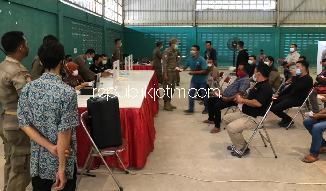 Personel Gabungan Amankan Sidang Tipiring Protokol Kesehatan di Sidoarjo