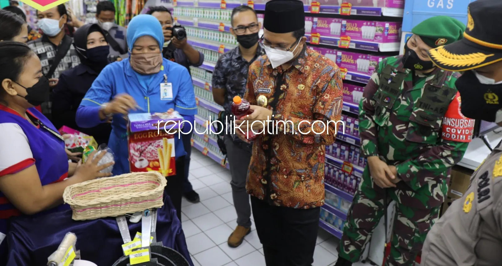 Jelang Idul Fitri 2021, Gus Muhdlor Ajak Forkopimda dan Dinkes Sidak Mamin di Tiga Supermarket di Sidoarjo