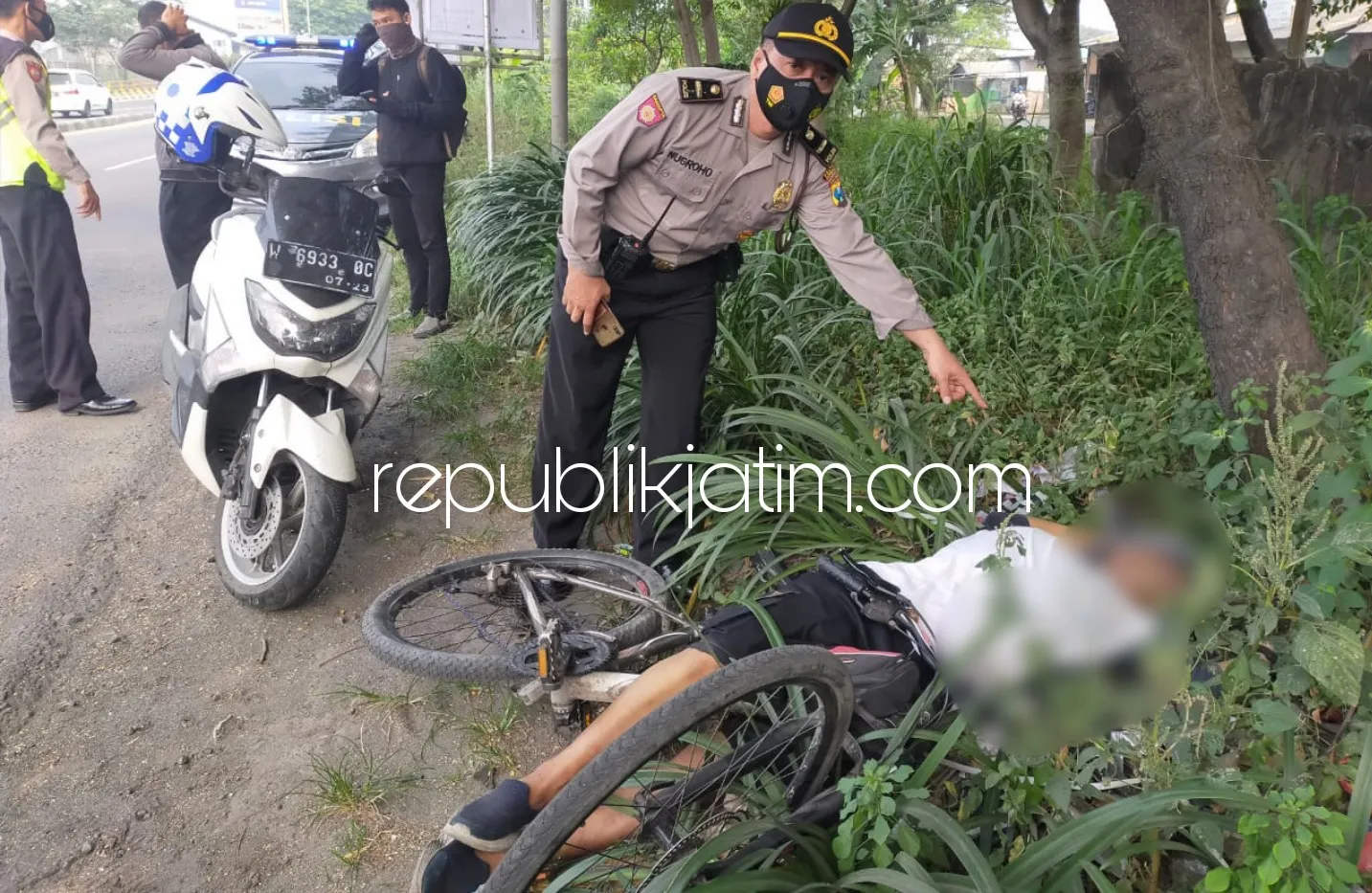 Diduga Serangan Jantung Saat Gowes, Pria 55 Tahun Tewas Mendadak di Jembatan Layang Trosobo