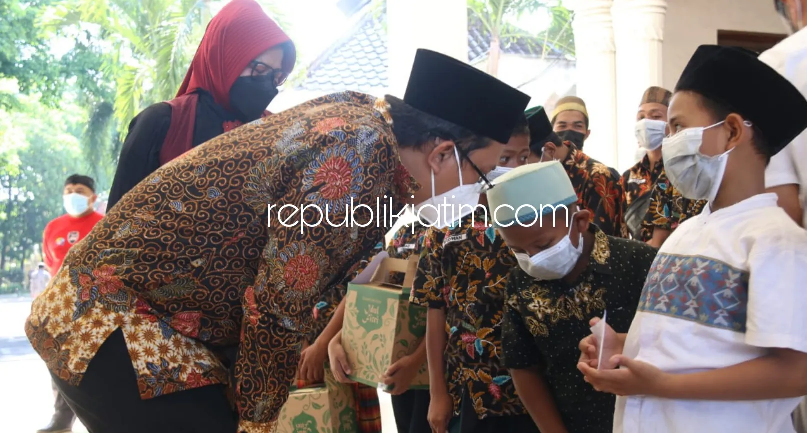 Peringati May Day Karyawan PT Ecco Indonesia Bagikan 1.500 Paket Santunan untuk Anak Yatim dan Dhuafa