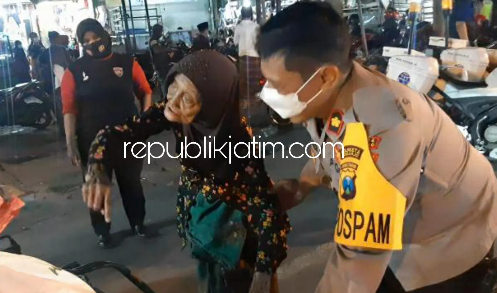 Kapolsek Krian Pastikan Keamanan Dan Keselamatan Mbah Rinati Penjual Ontong Pisang Dan Pepaya di Pasar