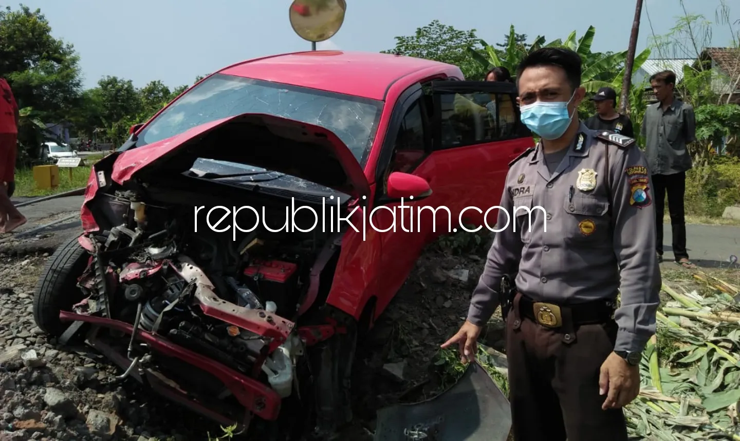 Terlanjur Naik Perlintasan Kedungsugo, Mobil Daihatsu Sigra Milik Warga Dlanggu Ditabrak KA Jenggala
