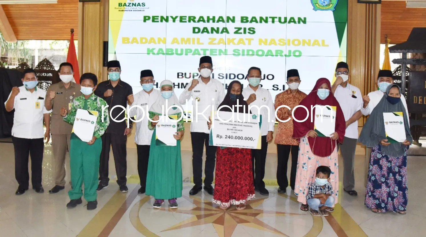 BAZNAS Sidoarjo Serahkan Bantuan Dana ZIS Senilai Rp 240 Juta