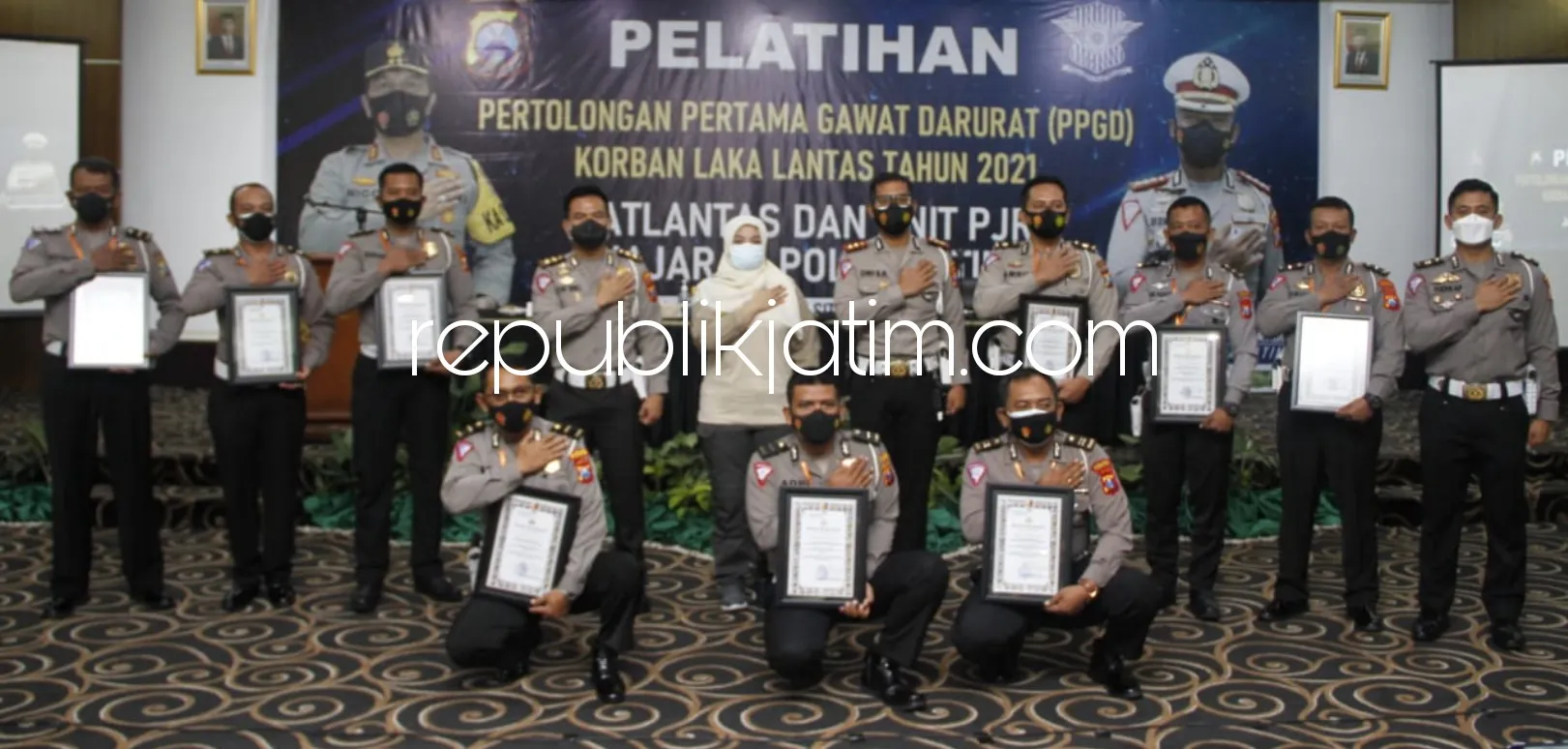 Ungkap Kasus Tabrak Lari, Kasat dan Kanit Lantas Polres Ponorogo Raih Penghargaan Dirlantas Polda Jatim