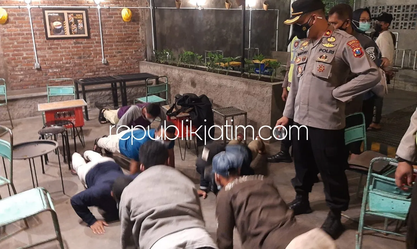 Operasi Yustisi Sasar Kafe dan Warung di Sidoarjo, Temukan Banyak Pelanggar Jam Malam