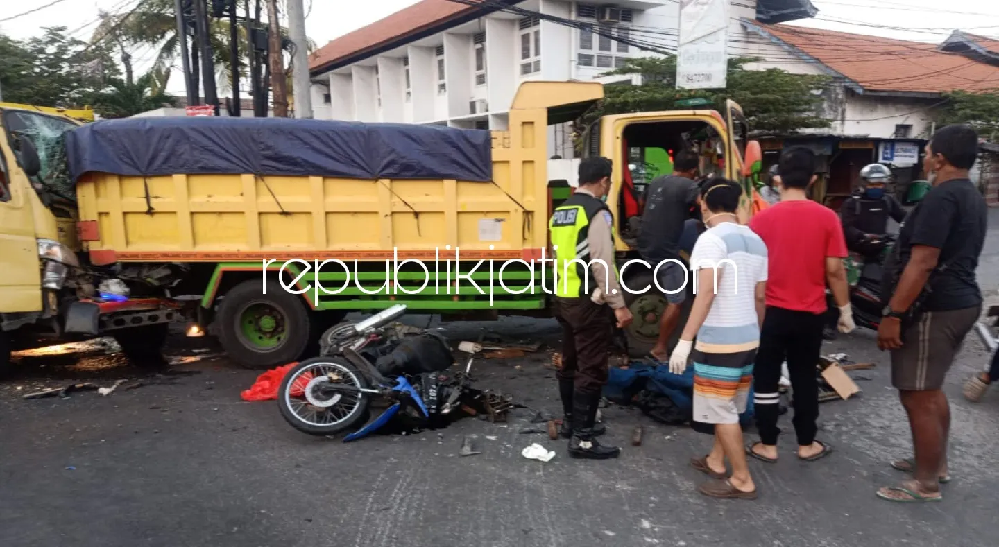 Truk Seruduk Truk Gilas Pengendara Motor di Gedangan, 1 Tewas Terlindas 1 Terluka