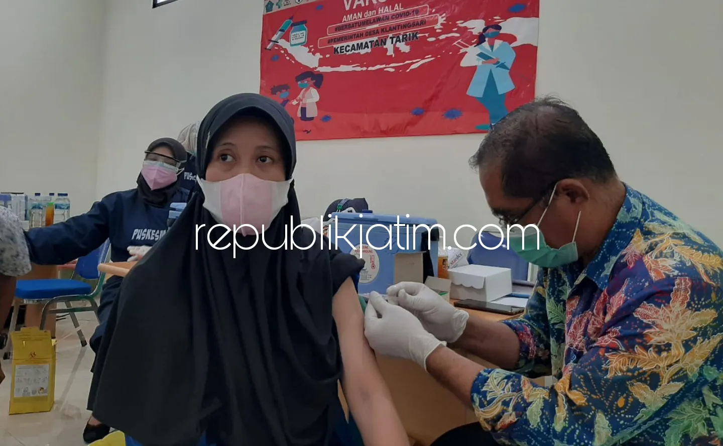 Kepala Puskesmas Tarik Ikut Bantu Tenaga Medis Suntik Vaksin Covid-19 untuk Warga Klantingsari