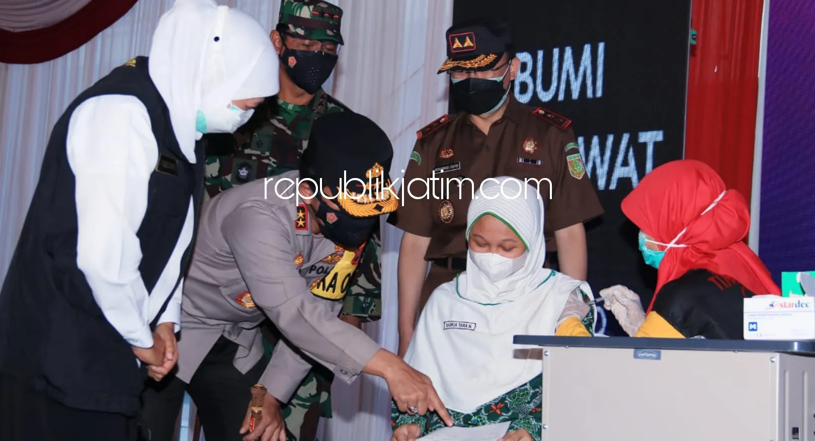 Tinjau Vaksinasi di Pesantren Bumi Sholawat, Gubernur Jatim Targetkan Vaksinasi 3 Juta Pelajar di Jatim