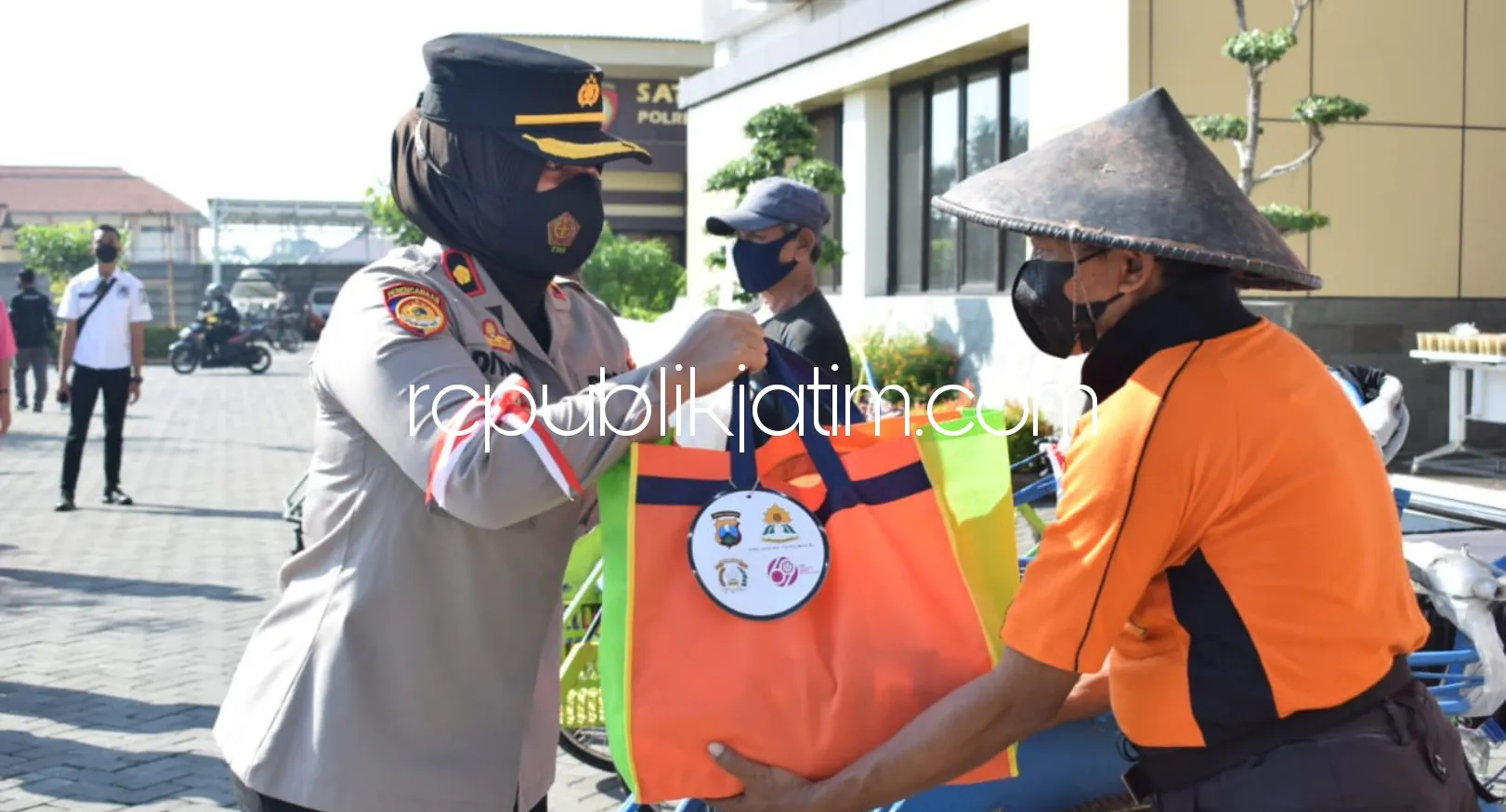Polwan Polresta Sidoarjo Salurkan 600 Paket Sembako Bagi Warga Terdampak Covid-19