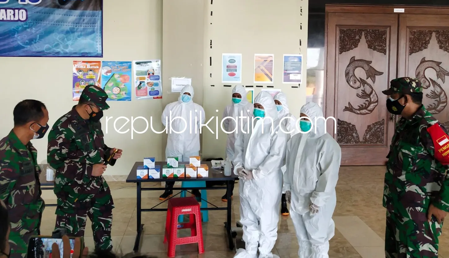 Dandim Sidoarjo Bagikan Paket Obat untuk Warga Terpapar Covid-19 yang Isolasi di MPP