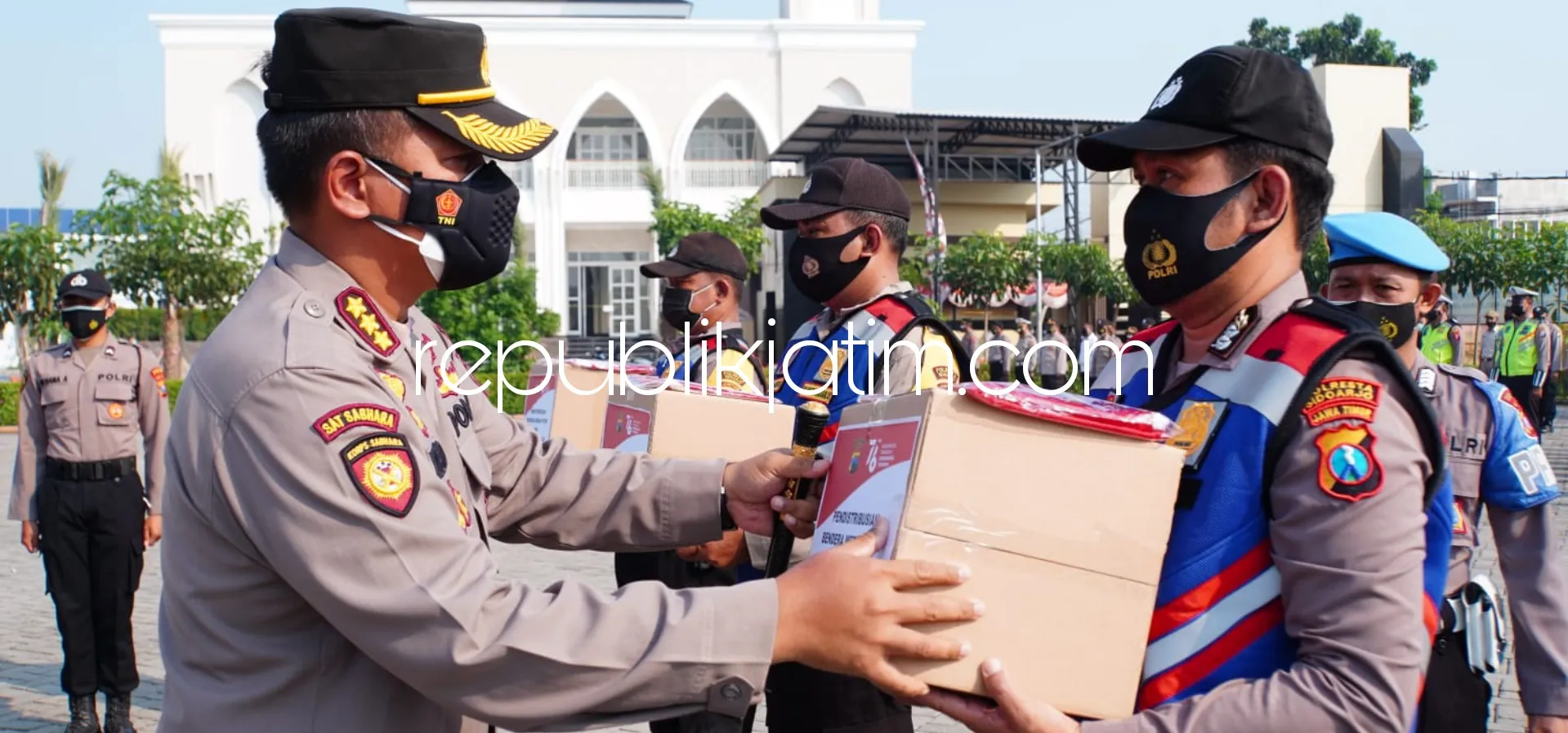 Kemerdekaan RI, Kapolresta Sidoarjo Bagikan 5.000 Bendera Merah Putih Melalui Bhabinkamtibmas