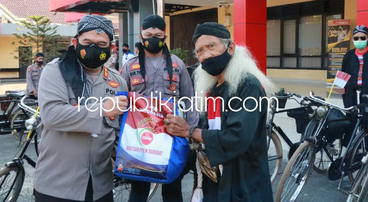 Sambil Gowes, Kapolres Ponorogo Bagikan Bingkisan Ke Pedagang Sate Dan Komunitas Sepeda Kuno