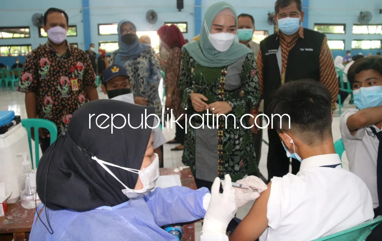 Persiapan PTM di Sidoarjo, Ning Sasha Semangati Ribuan Pelajar SMP yang Siap Mengikuti Vaksin