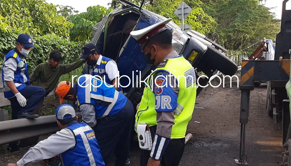 Diduga Sopir Ngantuk, Truk Tangki Pengangkut Air Terguling di Jalur Menuju Tol Porong - Sidoarjo