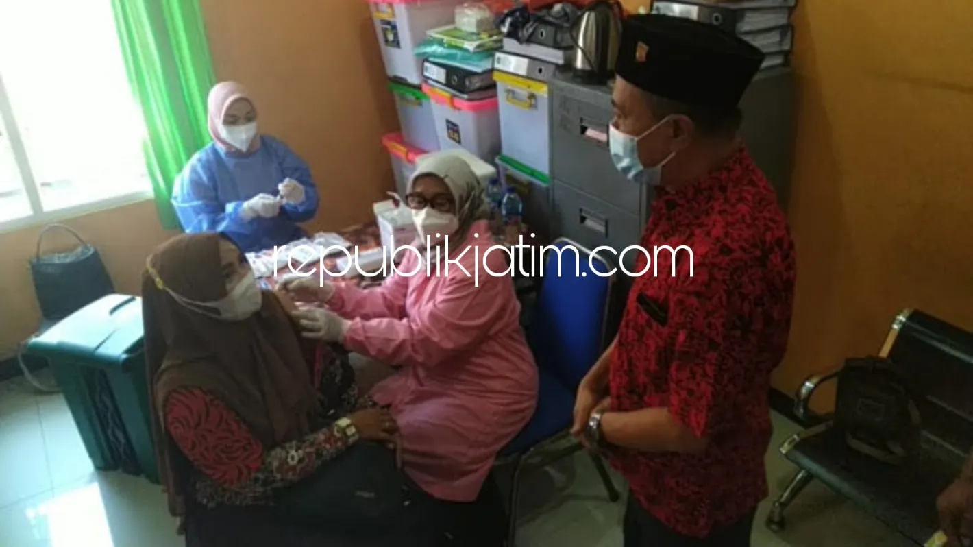 Mbak Puti Pasok 600 Dosis Vaksin Covid-19 untuk Warga Sedenganmijen Krian