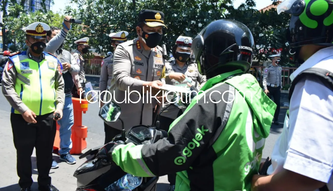 Operasi Patuh Semeru 2021, Polisi Sidoarjo Edukasi Prokes dan Tertib Berlalu Lintas Sambil Bagi Masker