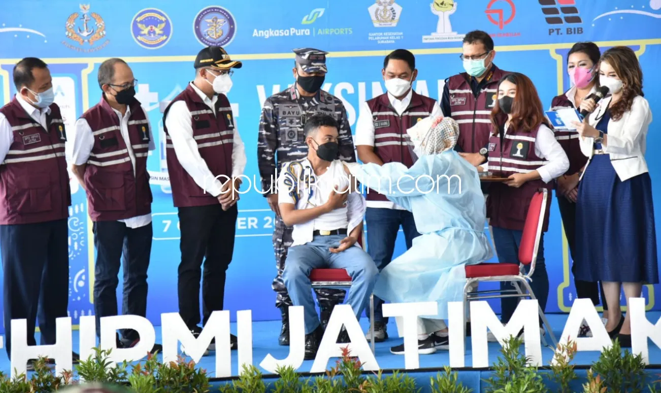 Gus Muhdlor Apresiasi HIPMI Jatim dan Angkasa Pura I Gelar Vaksinasi Massal 5.000 Dosis di Bandara Juanda