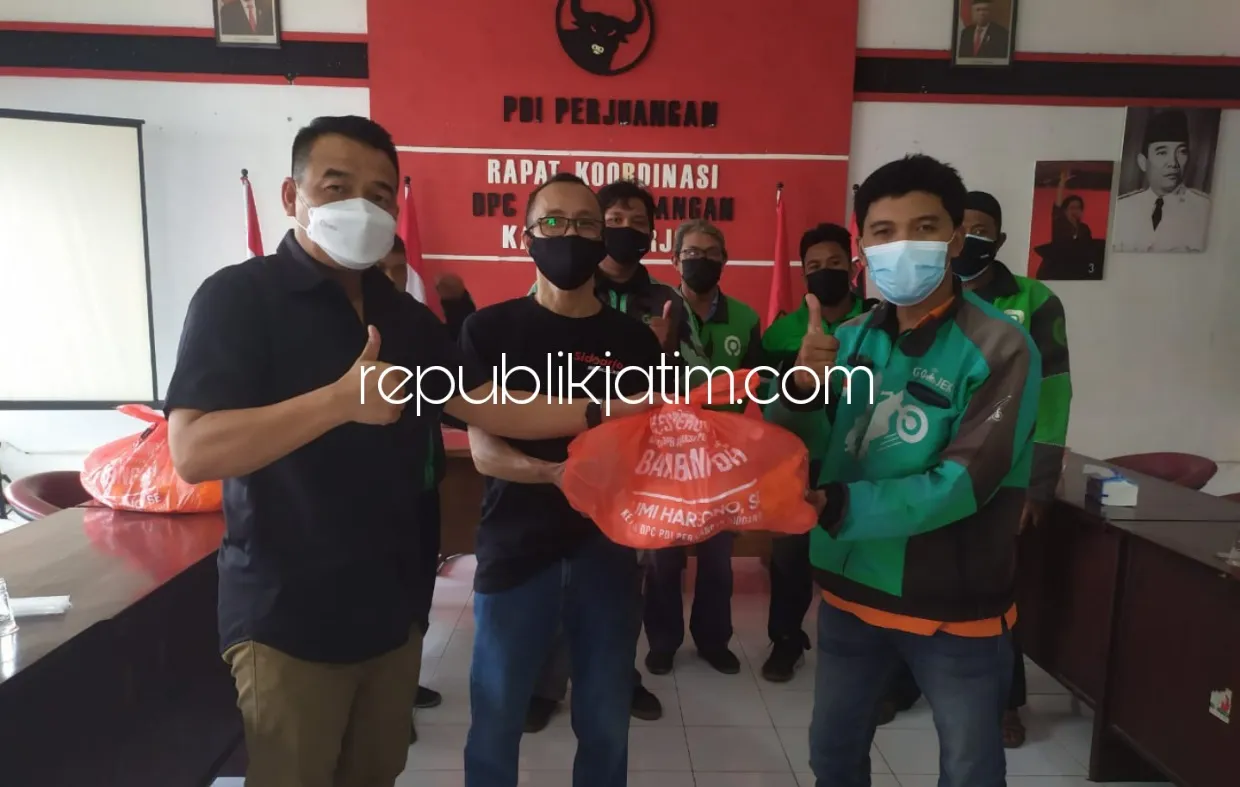 Ratusan Paket Sembako Bambang DH Dibagikan DPC PDI Perjuangan Sidoarjo untuk Warga dan Ojol Terdampak Covid- 19