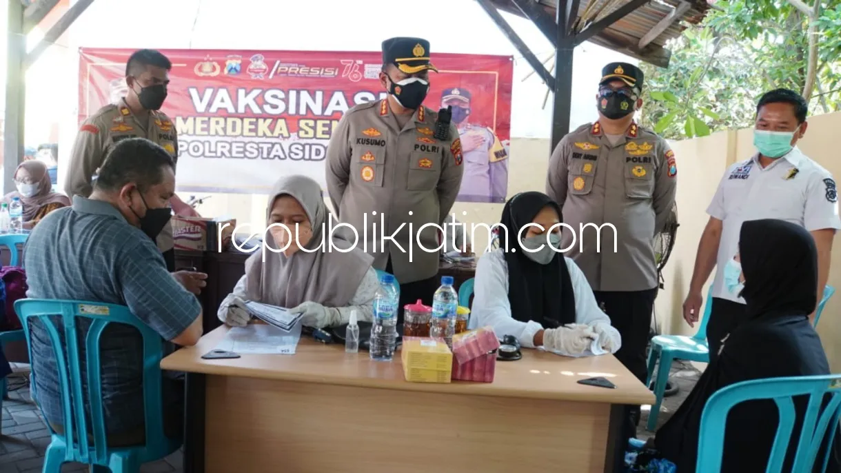 Nakes Kapolresta Sidoarjo Terus Berupaya Memasifkan Vaksinasi Pedesaan