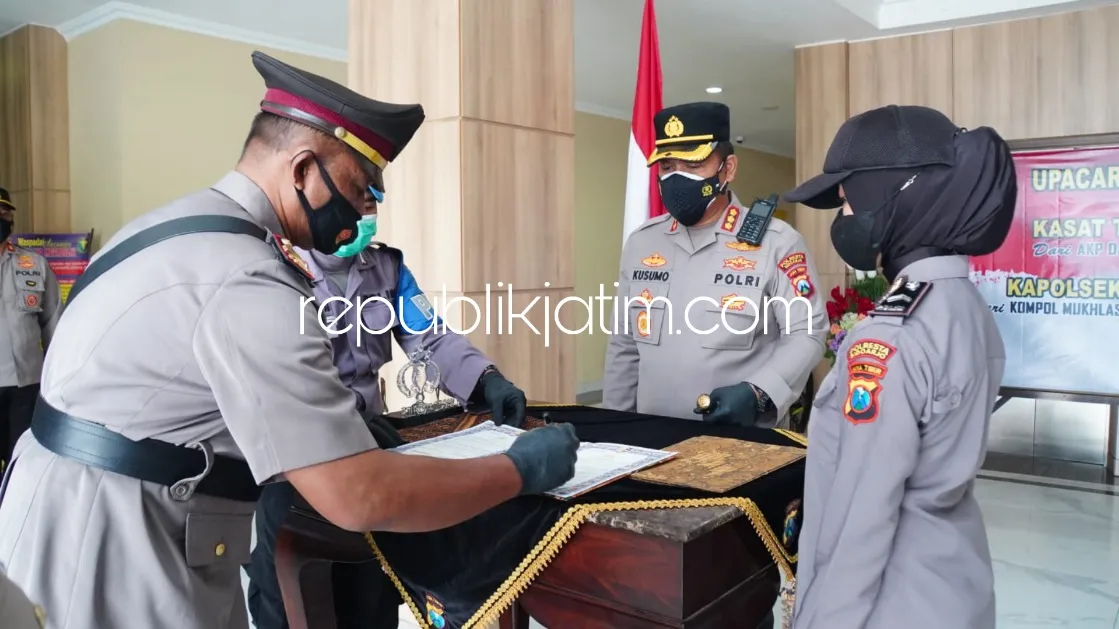 Sertijab Kasat Tahti Bersamaan Pertukaran Kapolsek Krian dan Kapolsek Mojoroto