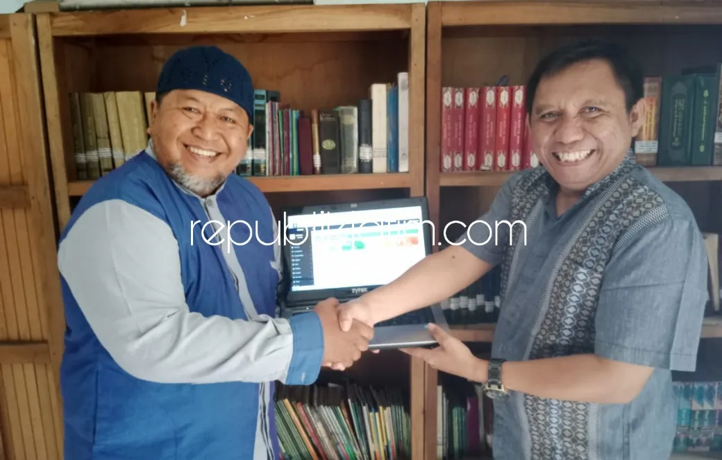 Abdimas Umsida Serahkan Seperangkat Digitalisasi Mini Library untuk PRM Suko Sidoarjo