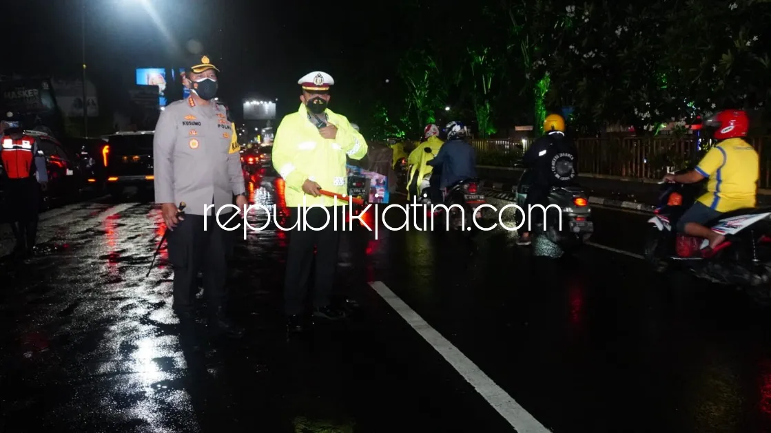 Polisi Sidoarjo Gencarkan Razia Vaksin Covid-19 dan Prokes di Wilayah Batas Kota Surabaya