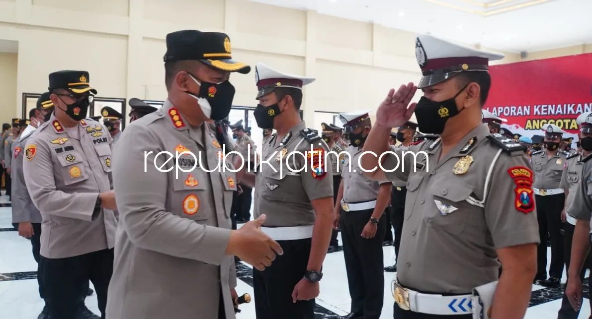 Kapolresta Sidoarjo Pimpin Upacara Kenaikan Pangkat 131 Anggotanya, Termasuk PJU