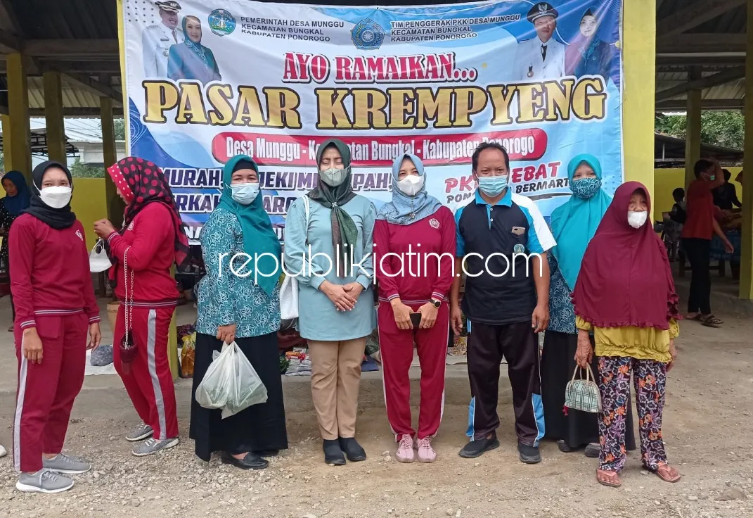 Camat Bungkal Sukai Tempe Goreng Bumbu Gaplek Dan Jenang Sumsum di Pasar Krempyeng