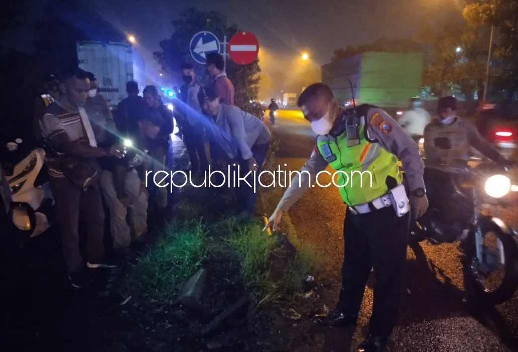 Jumping Media Jalan, 2 Pelajar Pengendara Motor Tertabrak Truk Tronton di Sidorejo Krian, 1 Tewas 1 Terluka