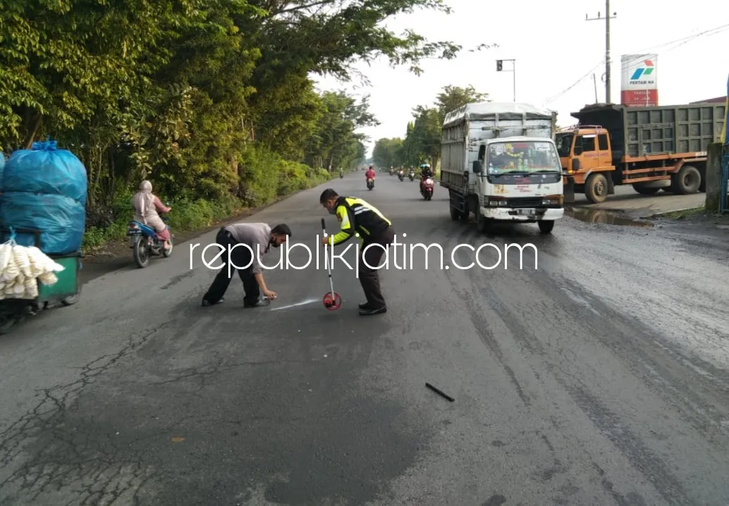 Mobil Ayla Tabrak Truk Gandeng Berhenti di Depan SPBU Prambon, Sopir Tewas Mahasiswi Terluka Dirujuk Rumah Sakit