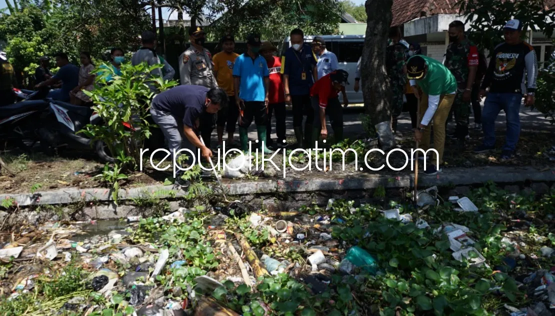 Wabup Sidoarjo Sidak Aliran Sungai Kedung Banteng - Kalidawir, Ajak Warga Bersihkan Sampah