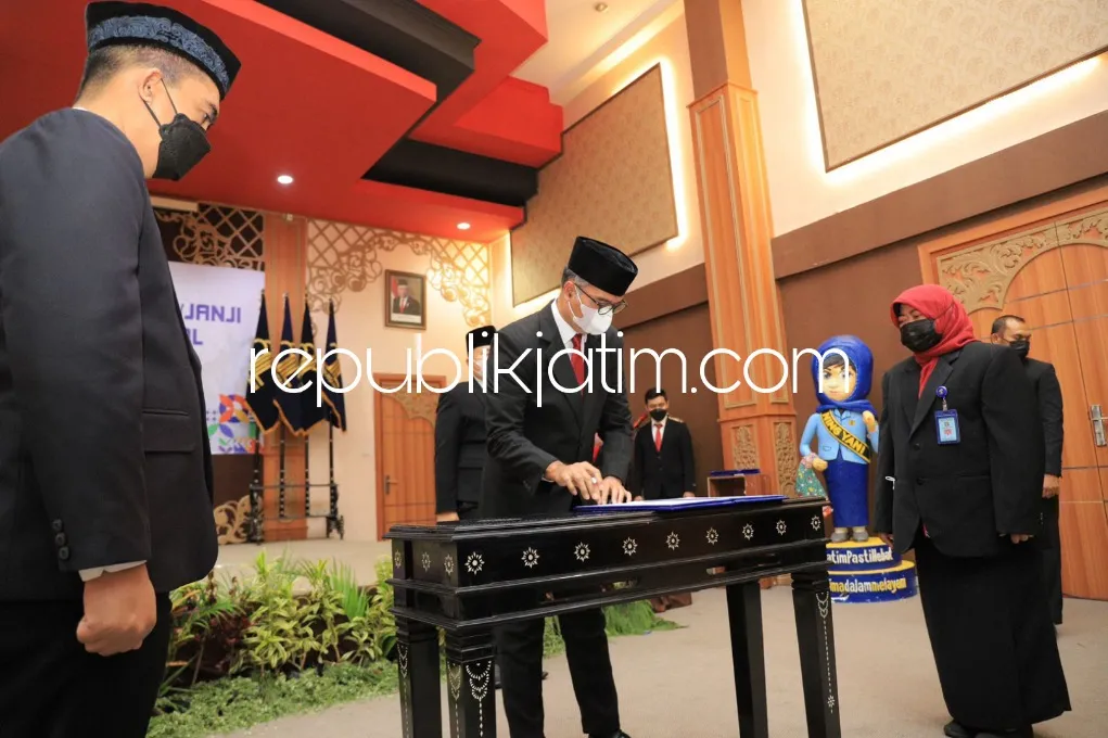 SINERGI - Plt Kepala Kanwil Kemenkumham Jatim Wisnu Nugroho Dewanto meminta agar PPNS Kemenkumham Jatim bersinergi dengan kepolisian saat pelantikan pejabat, Jumat (11/03/2022).