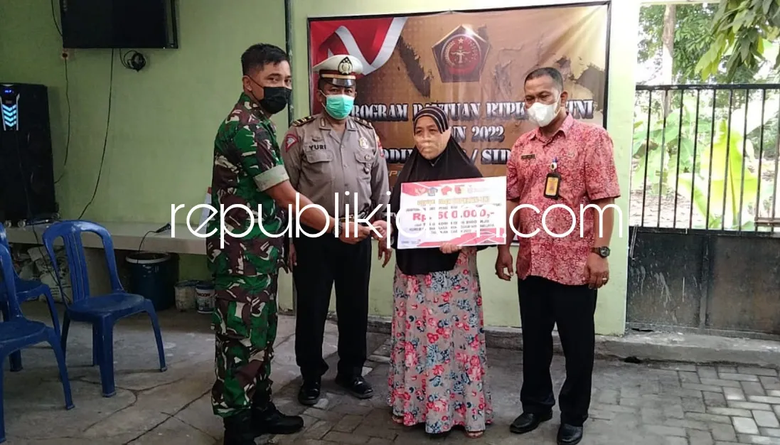 Ira Pedagang Aksesoris Senang Terima BTPKLWN Rp 600.000, Danramil Wonoayu Pastikan Tak Ada Pungutan Dan Pengurangan