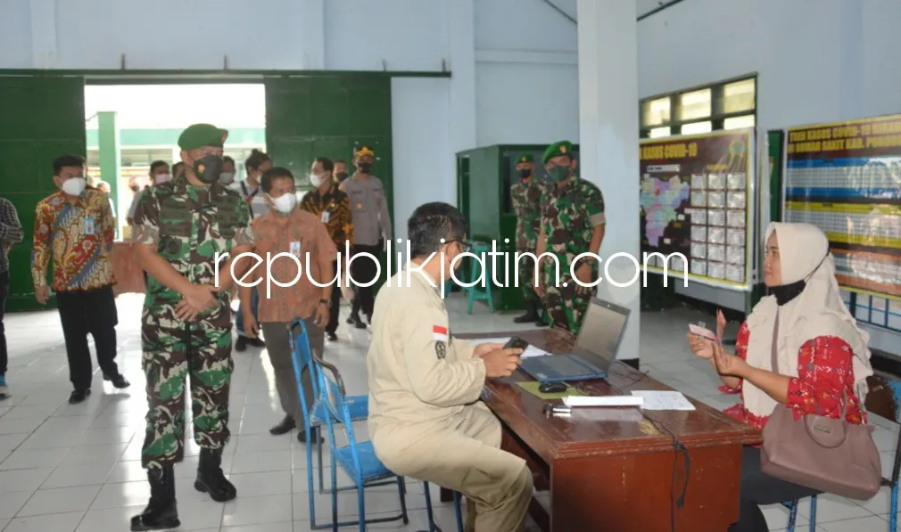PENYERAHAN - Sebanyak 20.000 PKL dan pemilik warung mulai terima BTPKLWN yang diserahkan secara simbolis Komandan Kodim 0802 Ponorogo, Letkol Inf Muhammad Radhi Rusin di Lapangan Kodim 0802 Ponorogo, Jumat (08/04/2022).