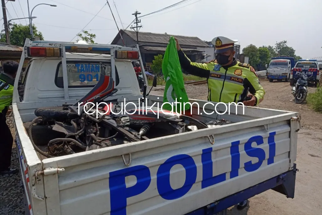Dihentikan Penjaga Palang Pintu Tak Mau, Pengendara Motor Asal Surabaya Tewas Tertabrak KA Jenggala di Taman Sidoarjo