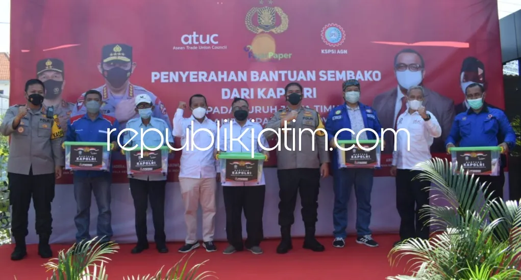 Diserahkan Wakapolda Jatim di Sidoarjo, 2.500 Buruh di Jatim Terima Bantuan Sembako dari Kapolri