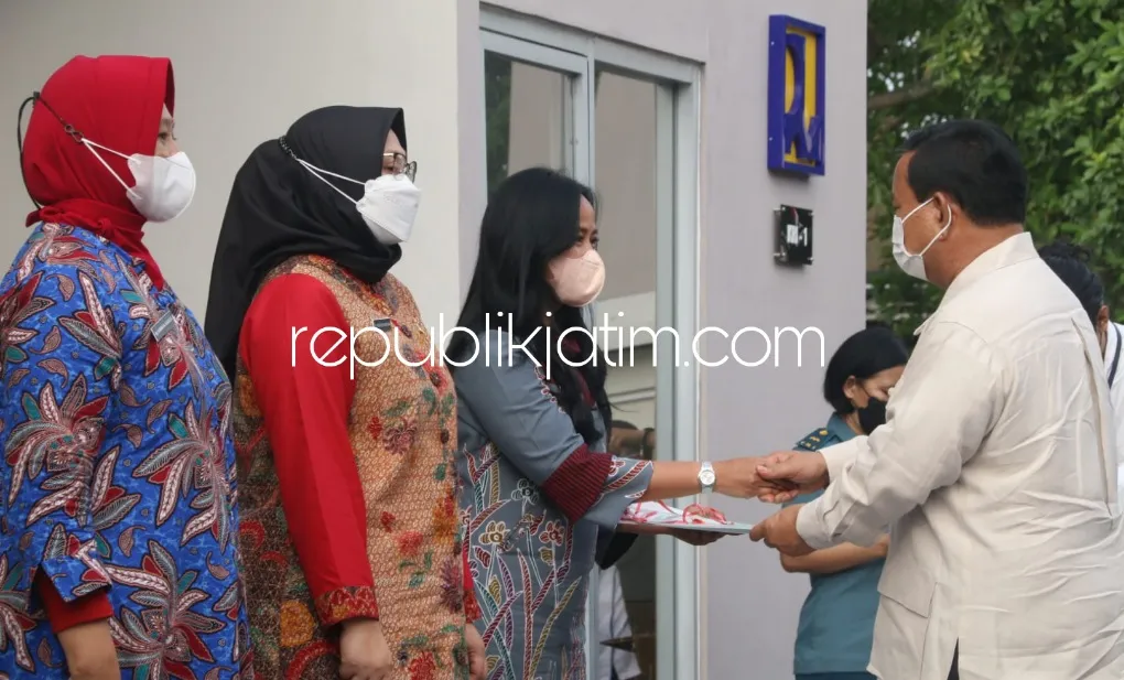Menhan Didampingi Bupati Sidoarjo Serahkan 53 Kunci dan Sertifikat Rumah Kepada Ahli Waris KRI Nanggala 402