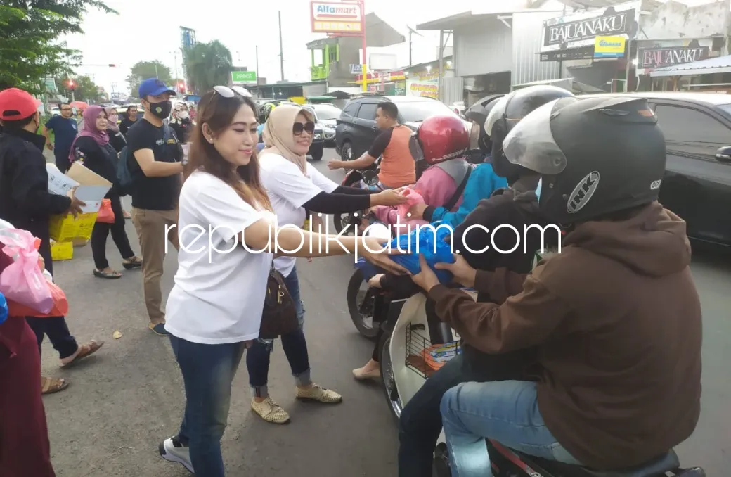 Hanya Dalam Hitungan Menit, Ribuan Paket Takjil Ludes Dibagikan IKA Smanivda di Perempatan Pilang