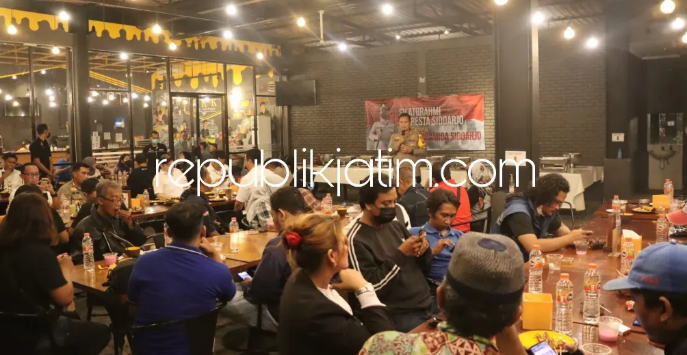 Kapolresta dan PJU Polresta Sidoarjo Berbuka Bersama Puluhan Kru Media Piramida