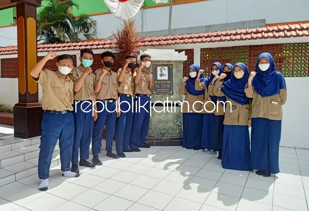 Peringati Hari Kebangkitan Nasional, Siswa Siswi Smamita Sidoarjo Kunjungi Makam dan Museum Dr Soetomo