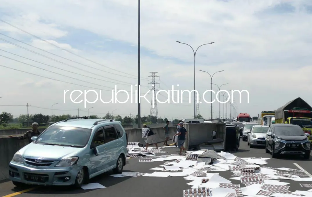 Mobil Box Kelebihan Muatan Hingga Ban Meletus, Seruduk Xenia di Jalan Tol Porong - Gempol Seorang Terluka