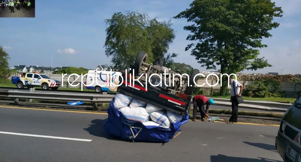 Mobil Pikup dengan Angkutan Penuh Terguling di Jalan Tol Sidoarjo - Porong