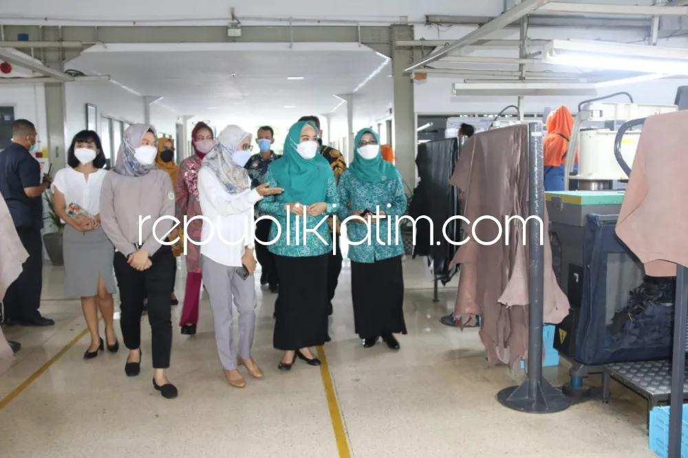 Ibu-Ibu Istri Pejabat Sidoarjo Sobo Pabrik Sosialisasikan GP2SP di PT Ecco Indonesia