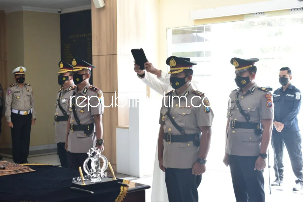 Sertijab Kabaglog dan Kapolsek Candi, Kapolresta Sidoarjo Ajak Pejabat Baru Beri Pelayanan Terbaik Bagi Warga