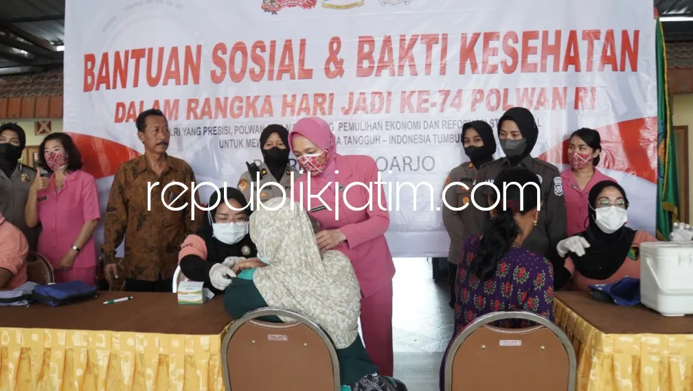 Polwan Baksos dan Layani Vaksinasi Boster di Kampung Pesisir Sidoarjo