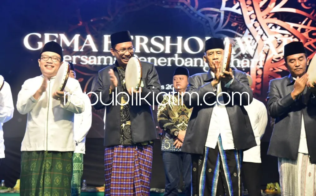 Ribuan Penerbang Ishari Bershalawat di Parkir Timur GOR, Gus Muhdlor Bangga Jamaah Naik Dua Kali Lipat