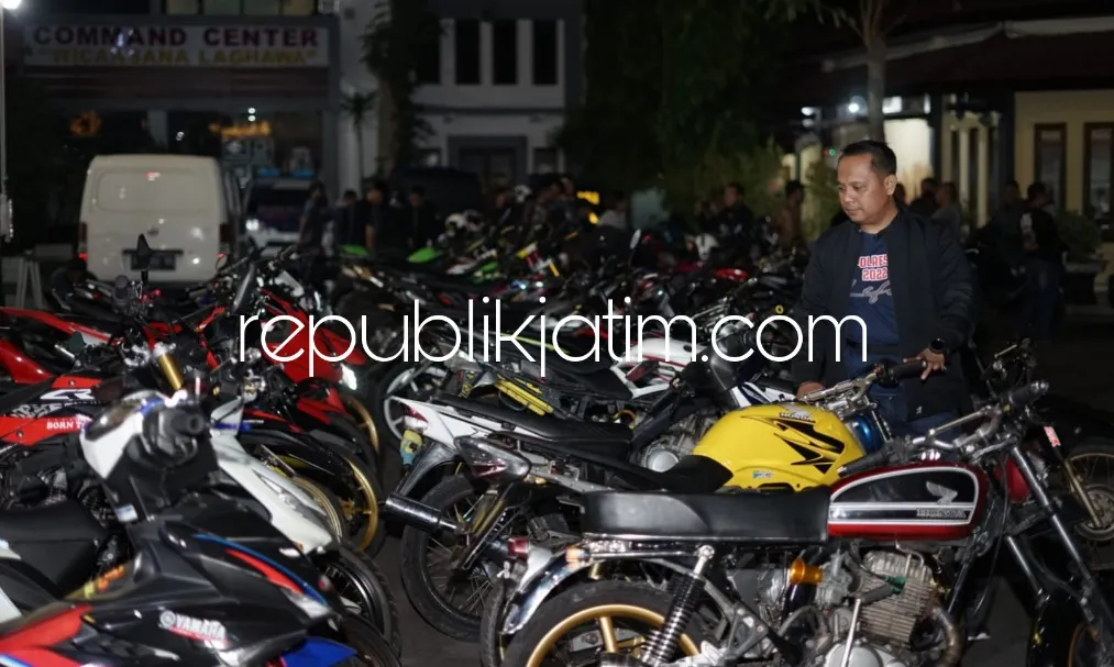 Terlibat Balap Liar, Ratusan Pelajar Bersama Motornya Digiring Ke Polres Ponorogo 60 Unit Disanksi Tilang