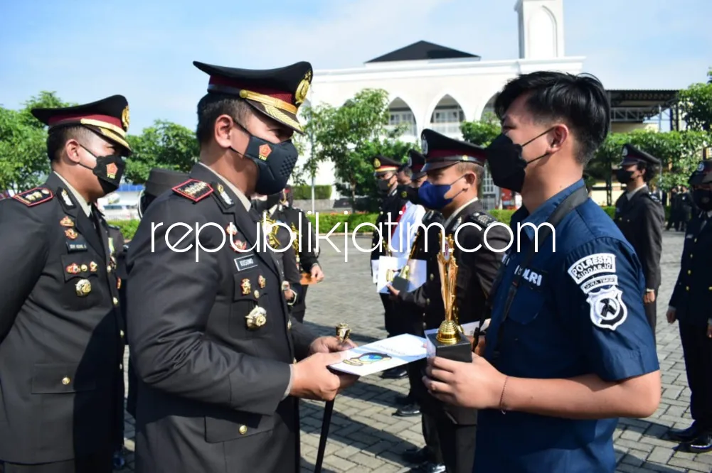 Peringati Hari Kemerdekaan Republik Indonesia ke 77, Kapolresta Sidoarjo Beri Penghargaan 117 Anggota Berprestasi