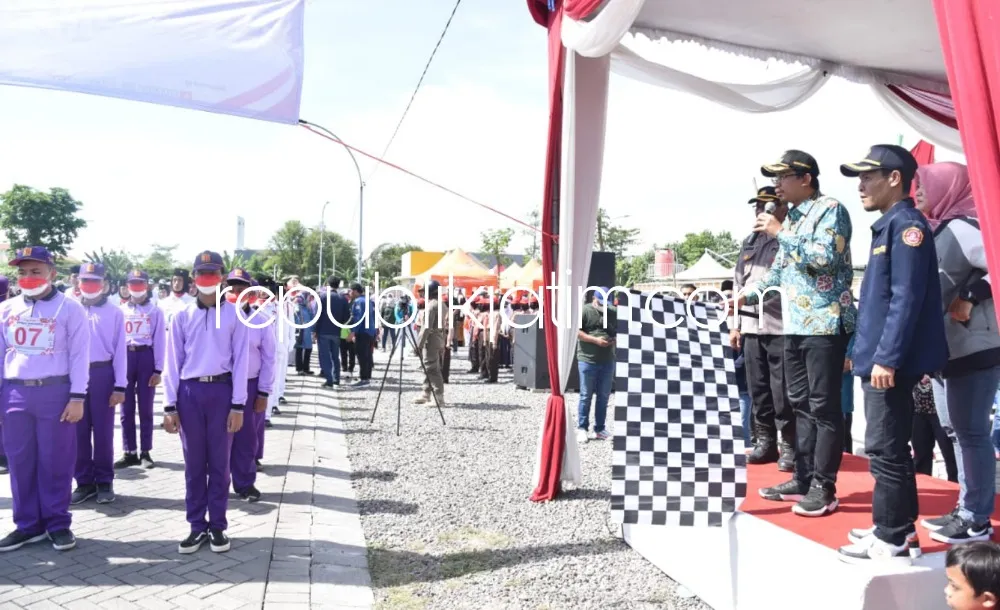 Bupati Sidoarjo Berangkatkan 2.220 Pelajar SD Sampai SMA Lomba Gerak Jalan Tingkat Pelajar di Gedangan