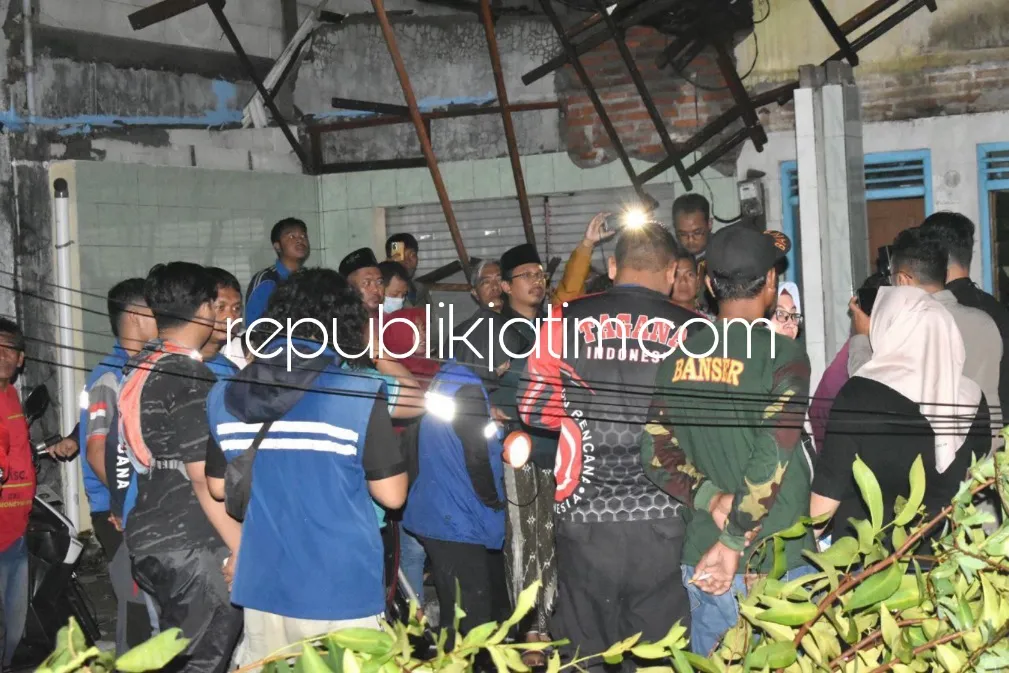 Kunjungi Korban Angin Puting Beliung, Gus Muhdlor Siapkan Posko Tanggap Darurat Bagi 294 Rumah Rusak di Sidoarjo